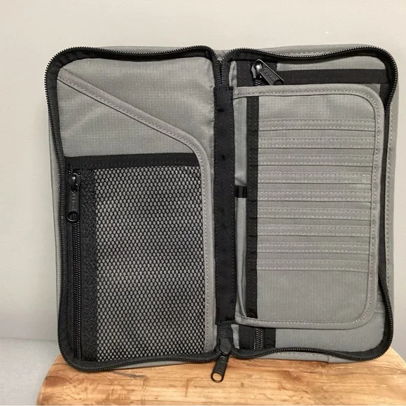⚫️ L L Bean Documents / Passport / Travel Organizer - Unisex - Excellent - Picture 1 of 12